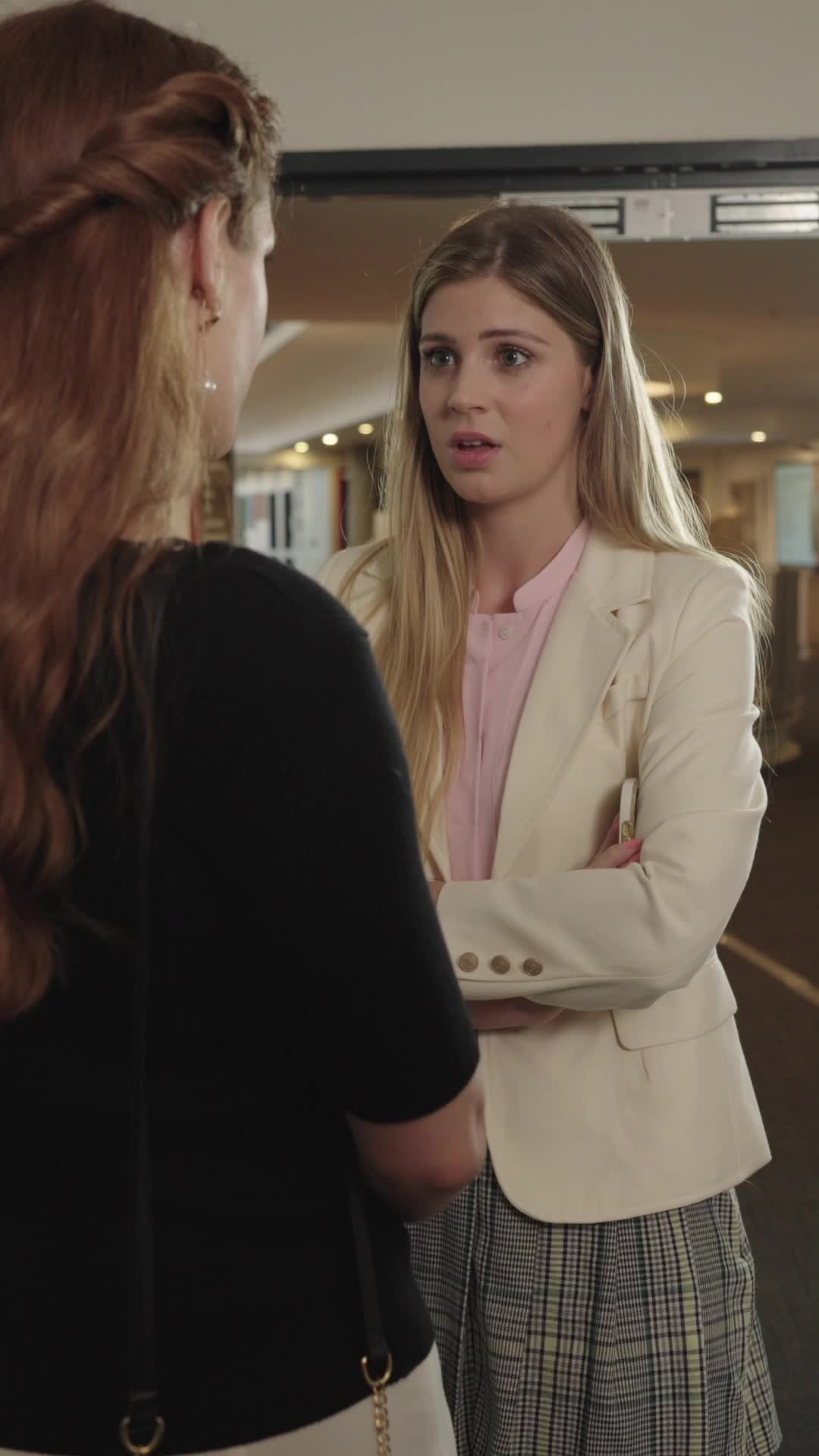 Episódio 26 de A rainha divorciada volta aos holofotes