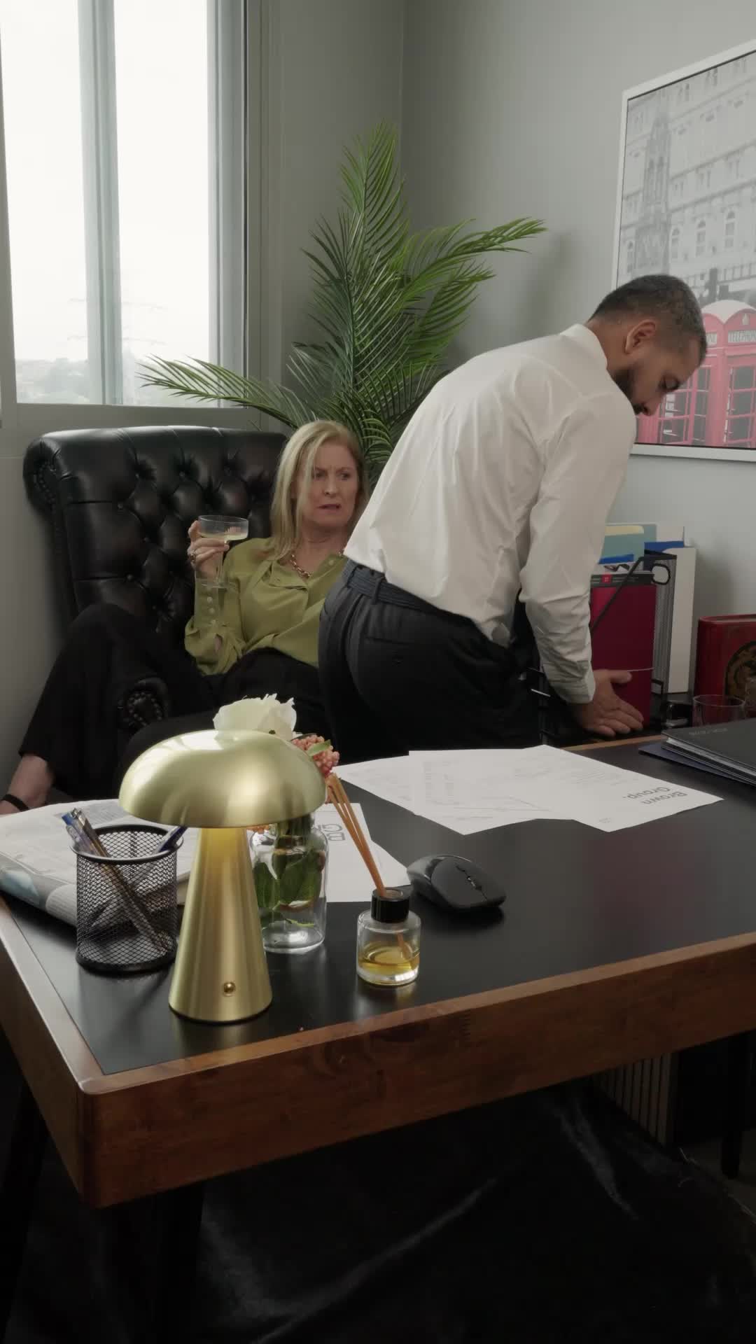 Episódio 42 de A rainha divorciada volta aos holofotes