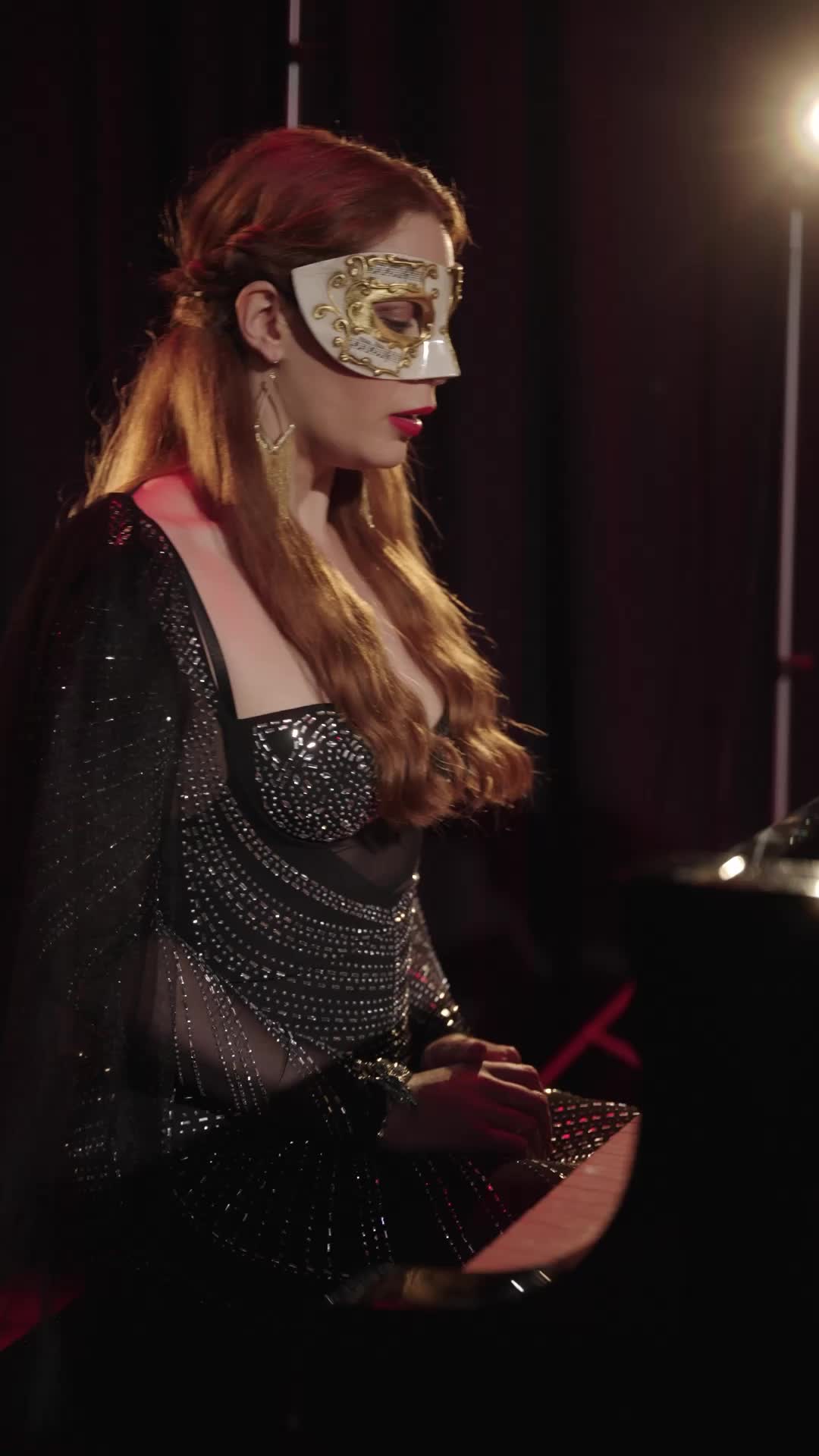 Episódio 47 de A rainha divorciada volta aos holofotes