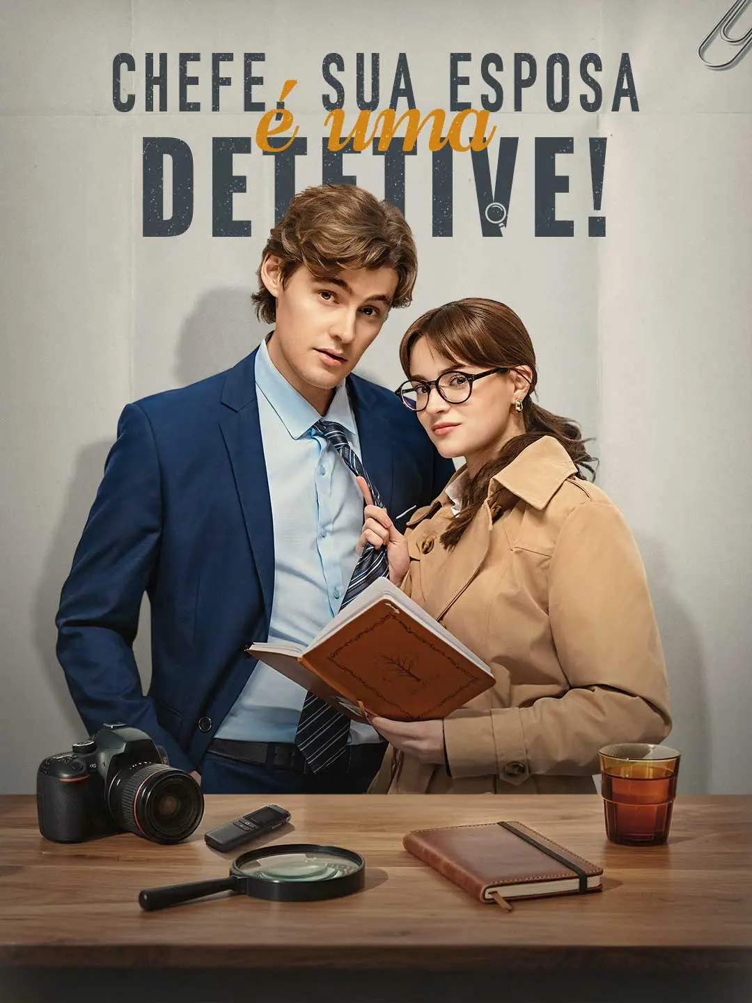 Capa da minissérie Chefe, sua esposa é uma detetive!