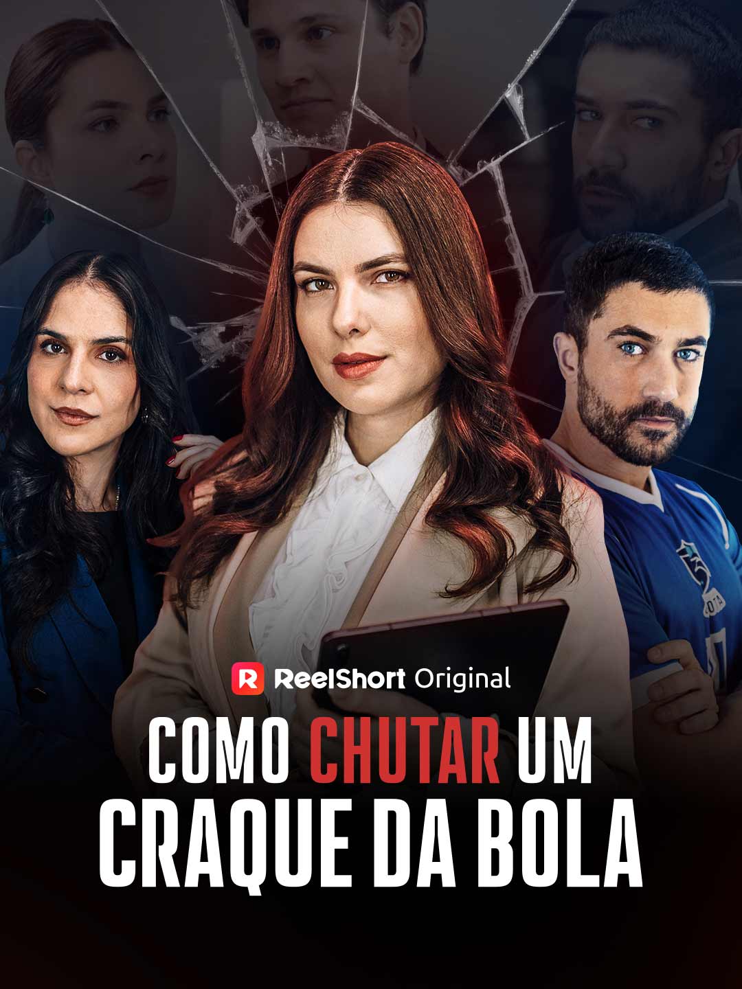 Capa de Como Chutar um Craque da Bola: Raquel Falcão ao centro, de blusa branca e tablet na mão, Madalena Maia à esquerda de blazer azul e Lucas Moreti à direita com a camisa azul do time, sobre um vidro rachado