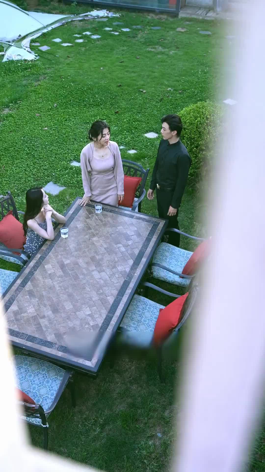 Episódio 21 de Dividida Entre Dois Bilionários
