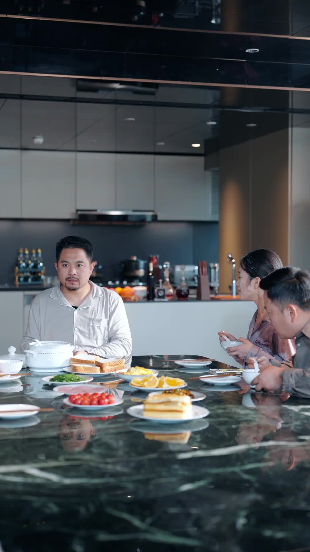 Episódio 21 de Morri no Trabalho, Ganhei uma Família