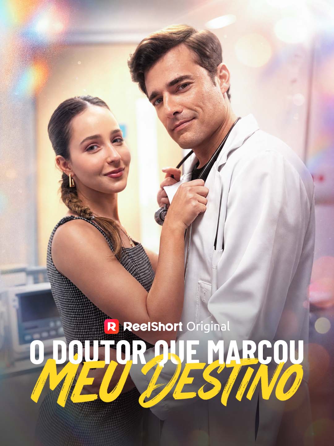 Capa de O Doutor Que Marcou Meu Destino: Malu, de trança lateral, brinco dourado e blusa xadrez, abraçada a Léo, de jaleco branco e estetoscópio no pescoço, num corredor de hospital com monitores ao fundo