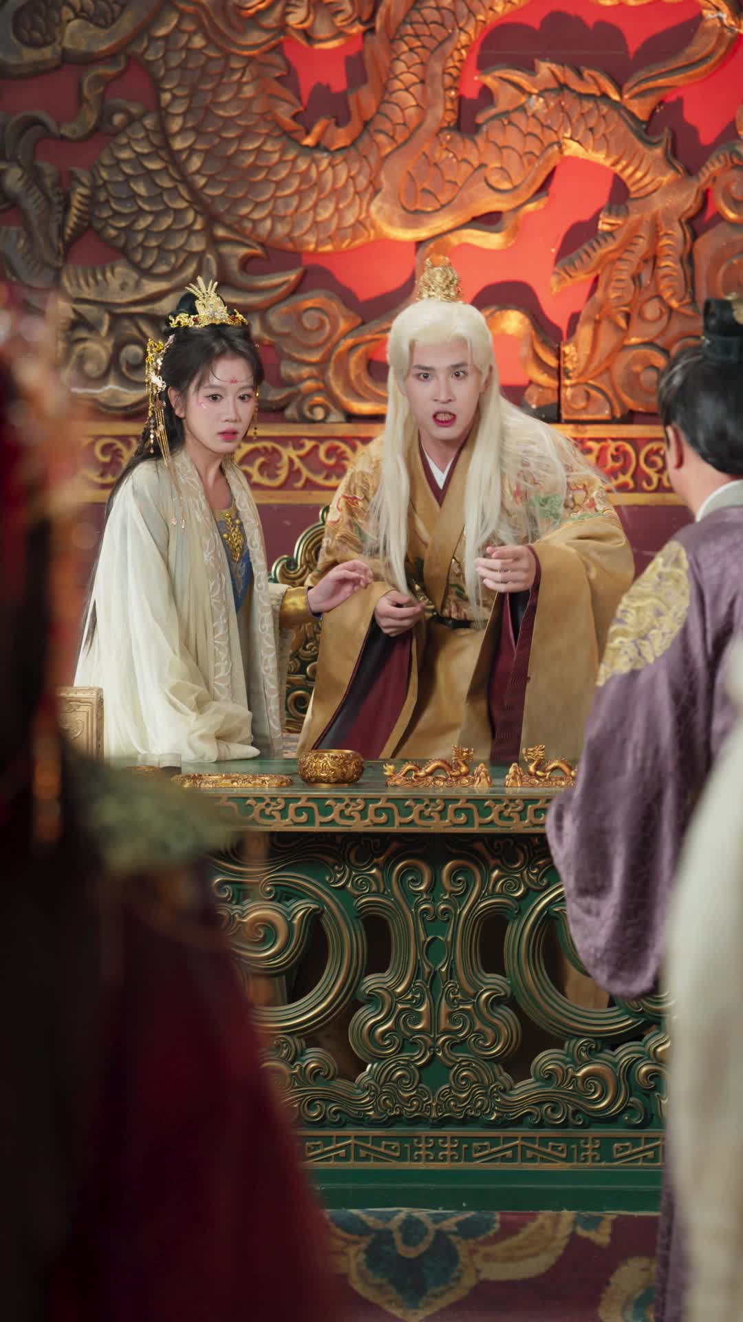 Episódio 52 de Raposa caída, realeza de joelhos